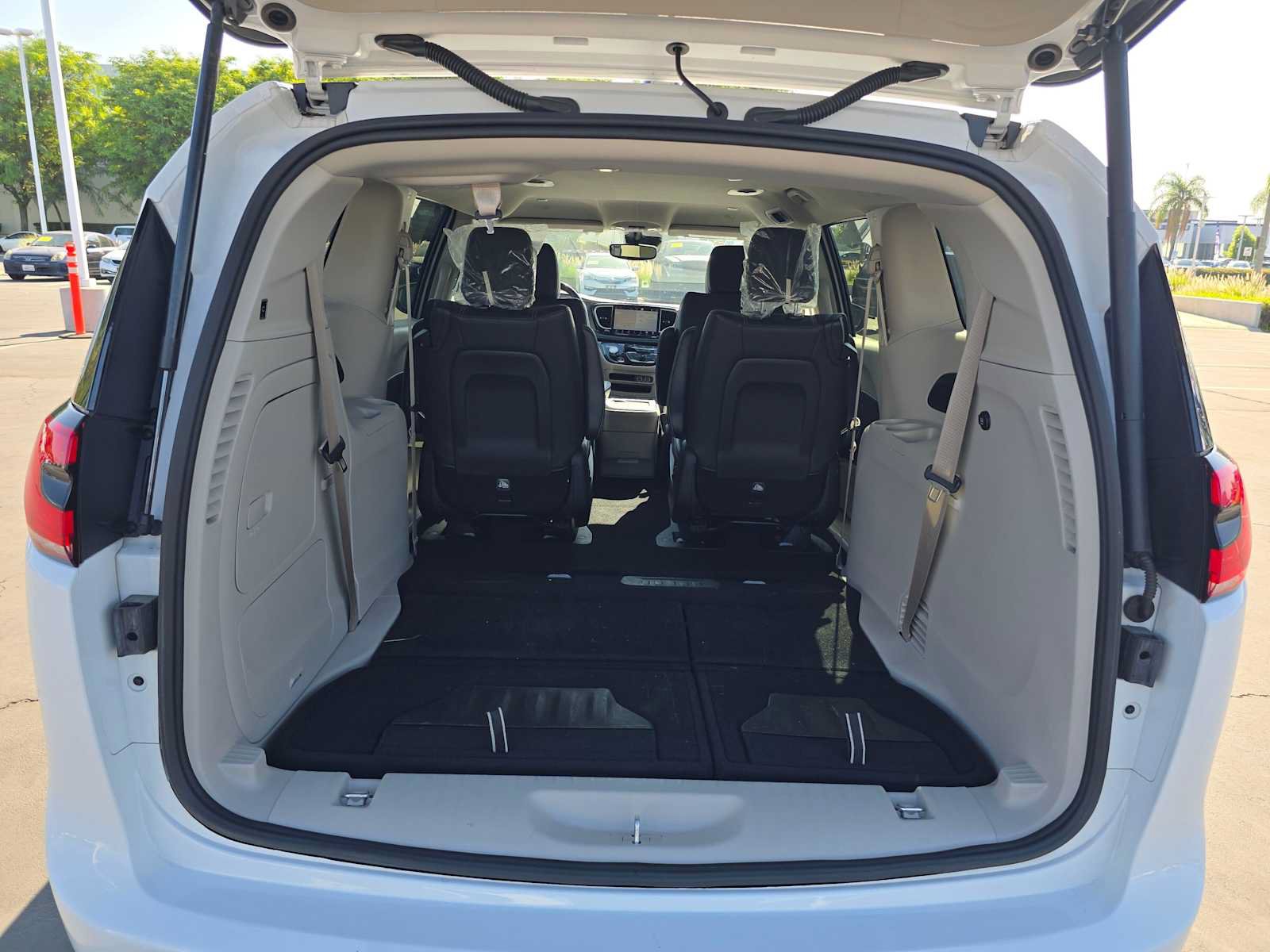 Used 2024 Chrysler Pacifica Limited FWD image 16