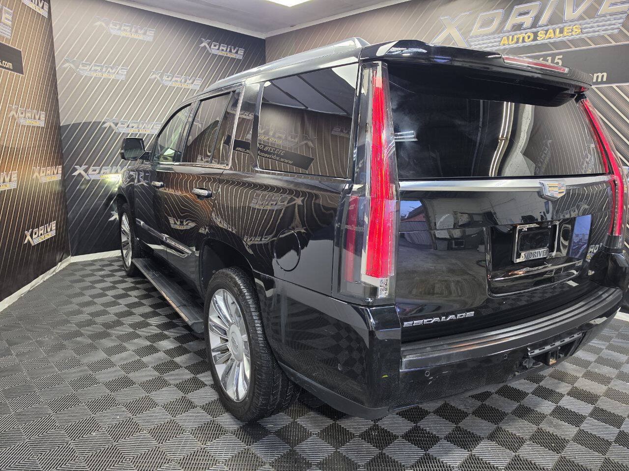 Used 2017 Cadillac Escalade Platinum RWD image 9