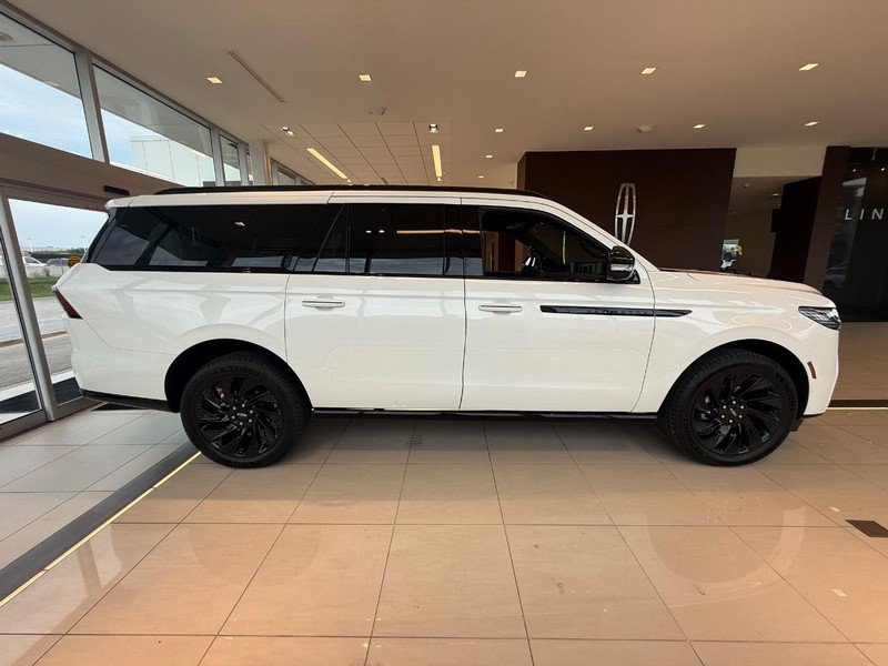New 2025 Lincoln Navigator L Reserve w/ Jet Appearance Package AWD/4WD image 2