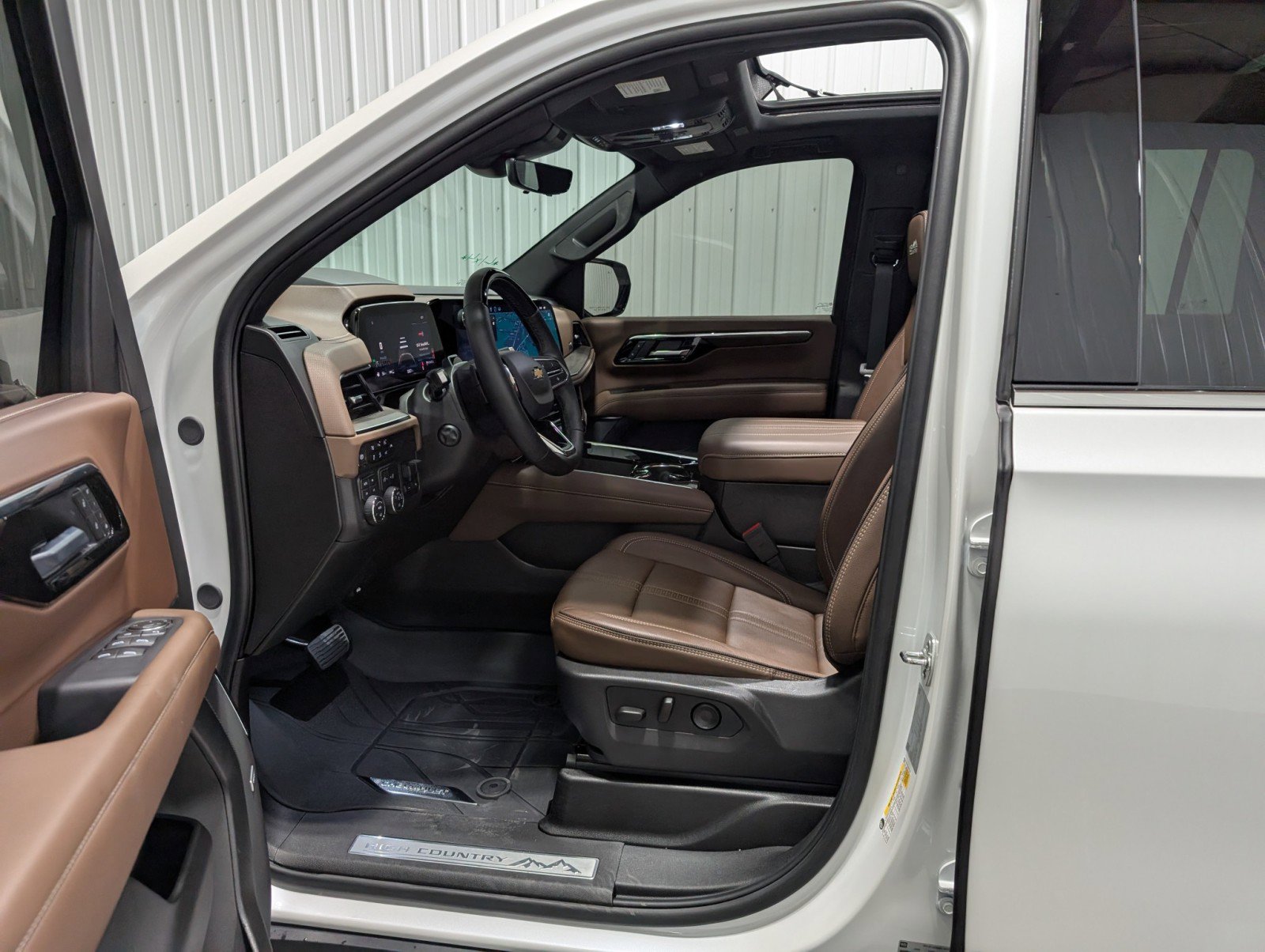 Used 2025 Chevrolet Suburban High Country image 17