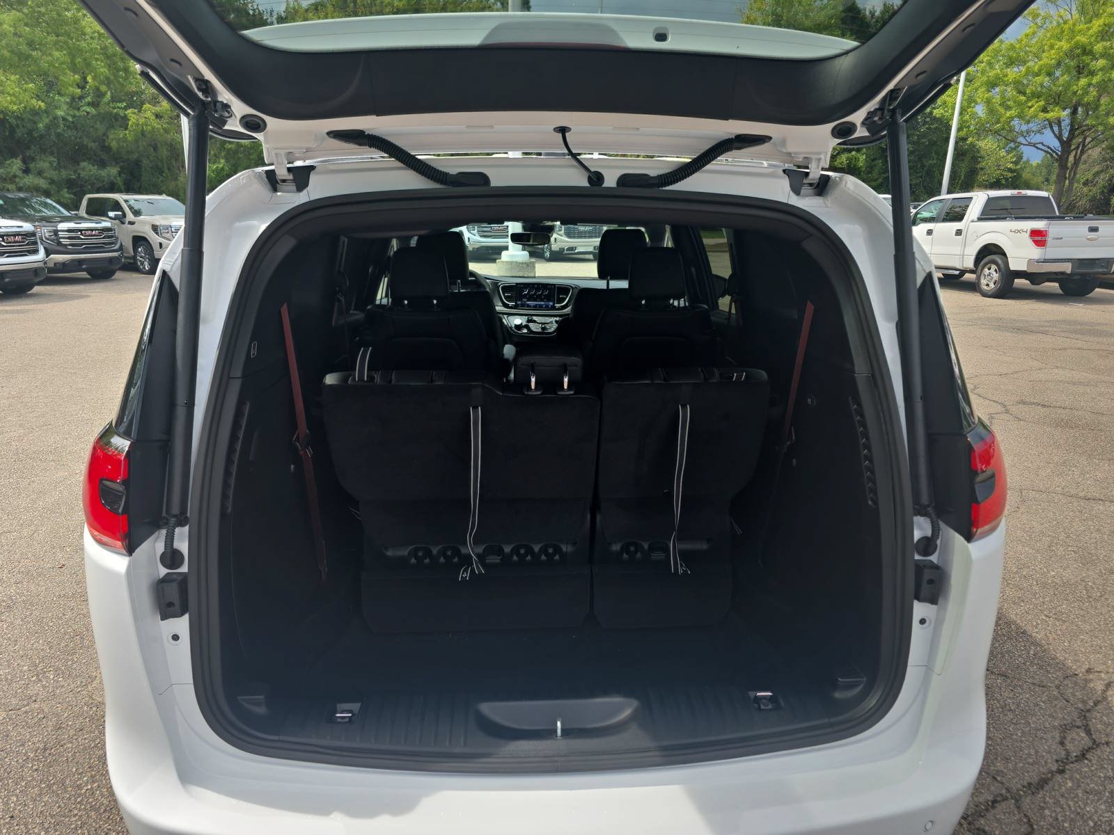 New 2027 Chrysler Pacifica Select FWD image 13