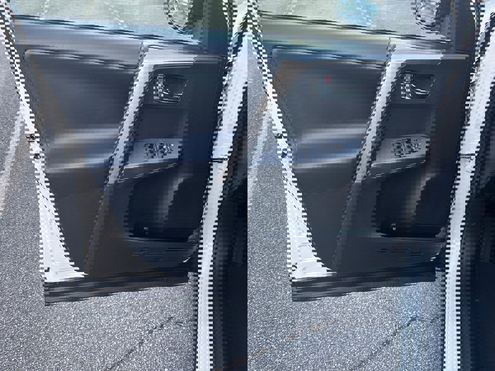 Used 2018 Toyota RAV4 XLE image 10