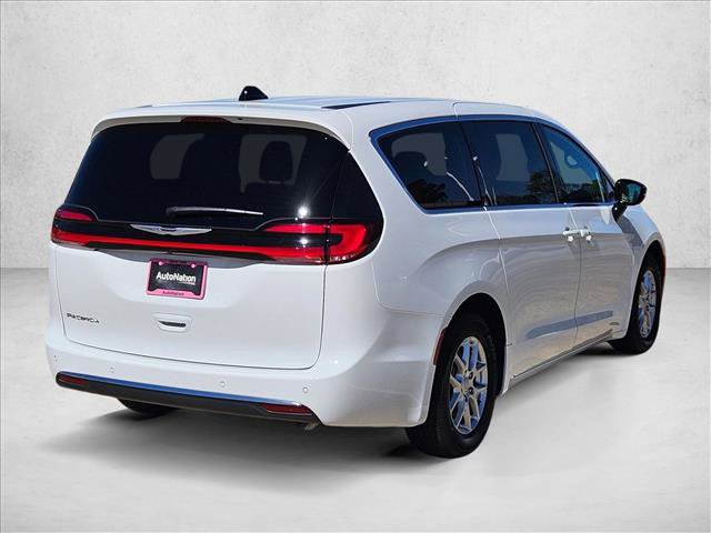 New 2025 Chrysler Pacifica Select image 5