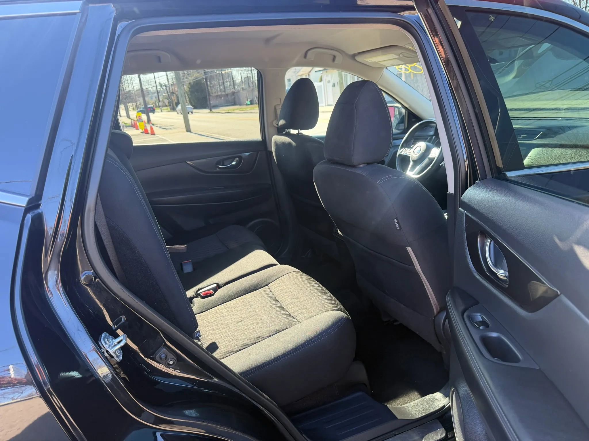 Used 2018 Nissan Rogue SV w/ Premium Package image 28