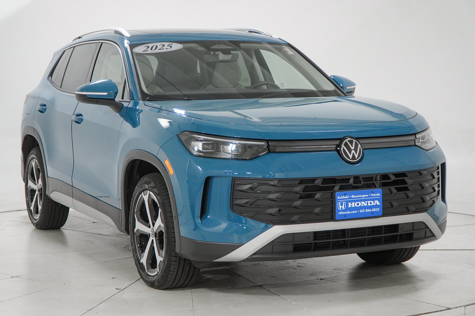 Used 2025 Volkswagen Tiguan SE AWD/4WD image 15