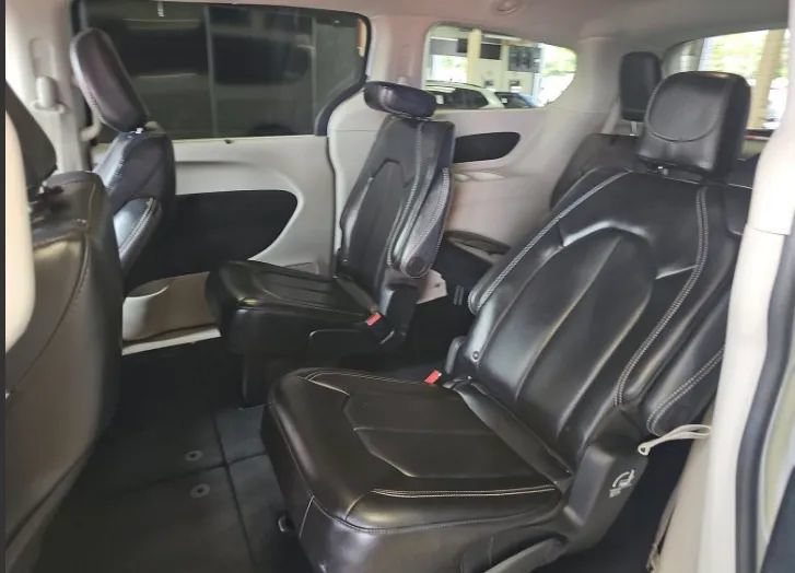 Used 2024 Chrysler Pacifica Touring-L FWD image 8
