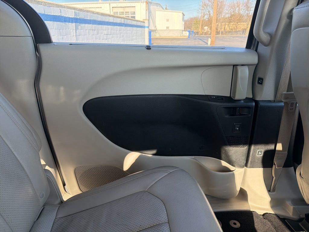 Used 2018 Chrysler Pacifica Touring-L Plus w/ Tire & Wheel Group image 17