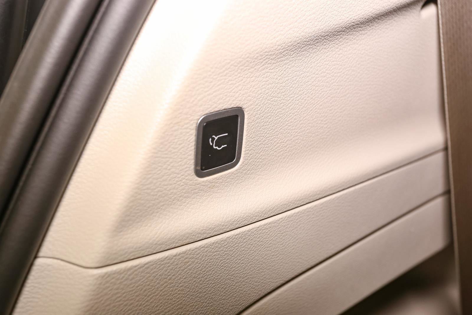 Used 2024 Chrysler Voyager LX image 12