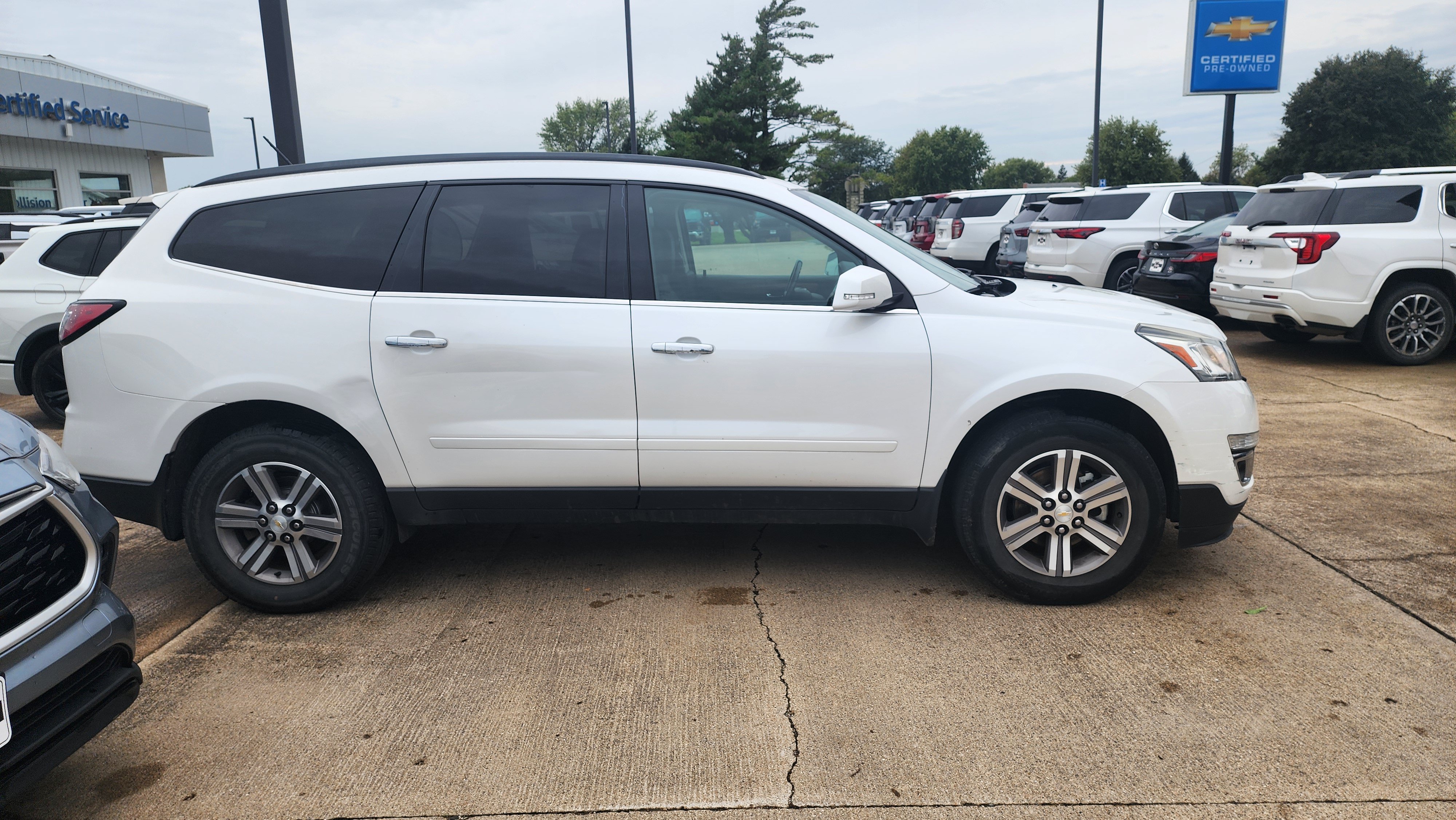 Used 2017 Chevrolet Traverse LT FWD image 4