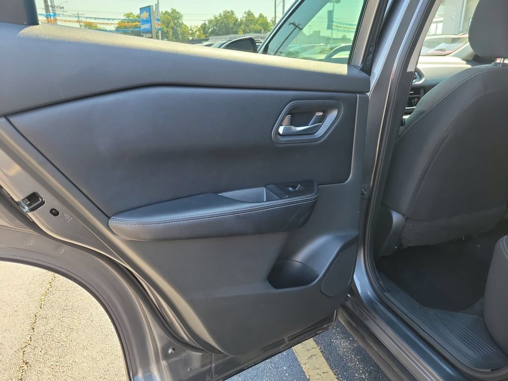 Used 2024 Nissan Rogue SV AWD/4WD image 16