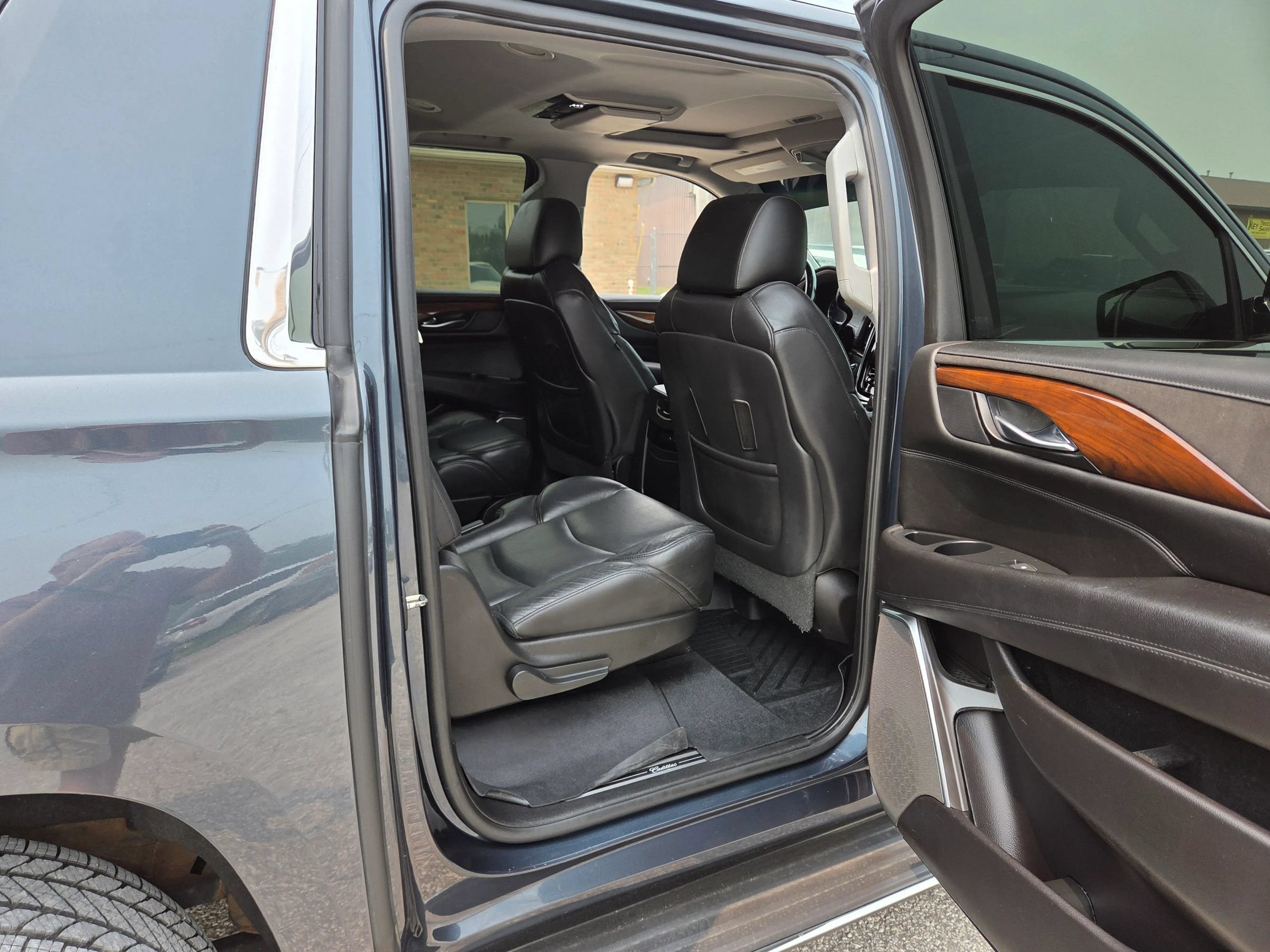 Used 2019 Cadillac Escalade ESV Luxury AWD/4WD image 22