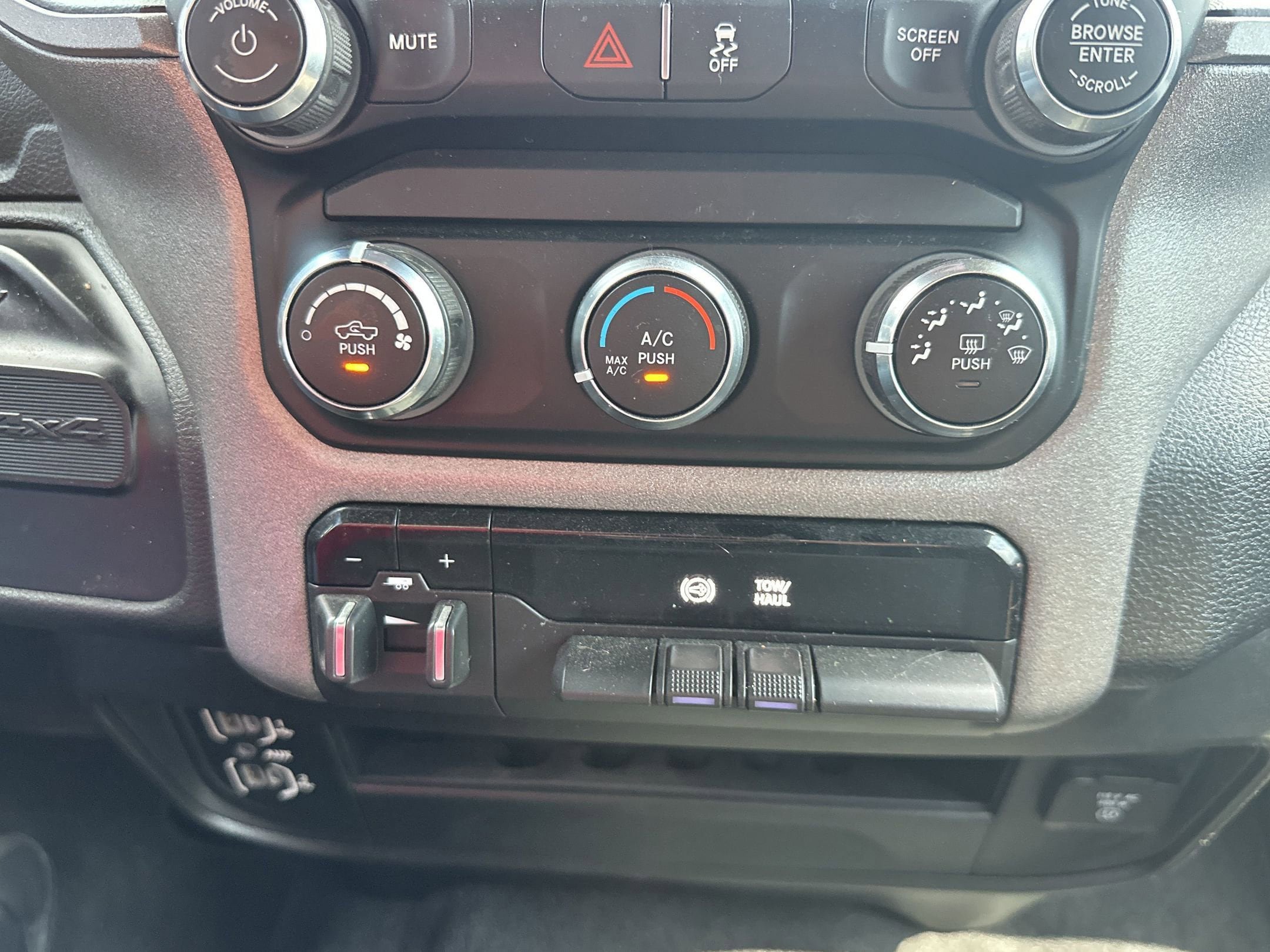 Used 2024 RAM 3500 Tradesman w/ Chrome Appearance Group AWD/4WD image 18