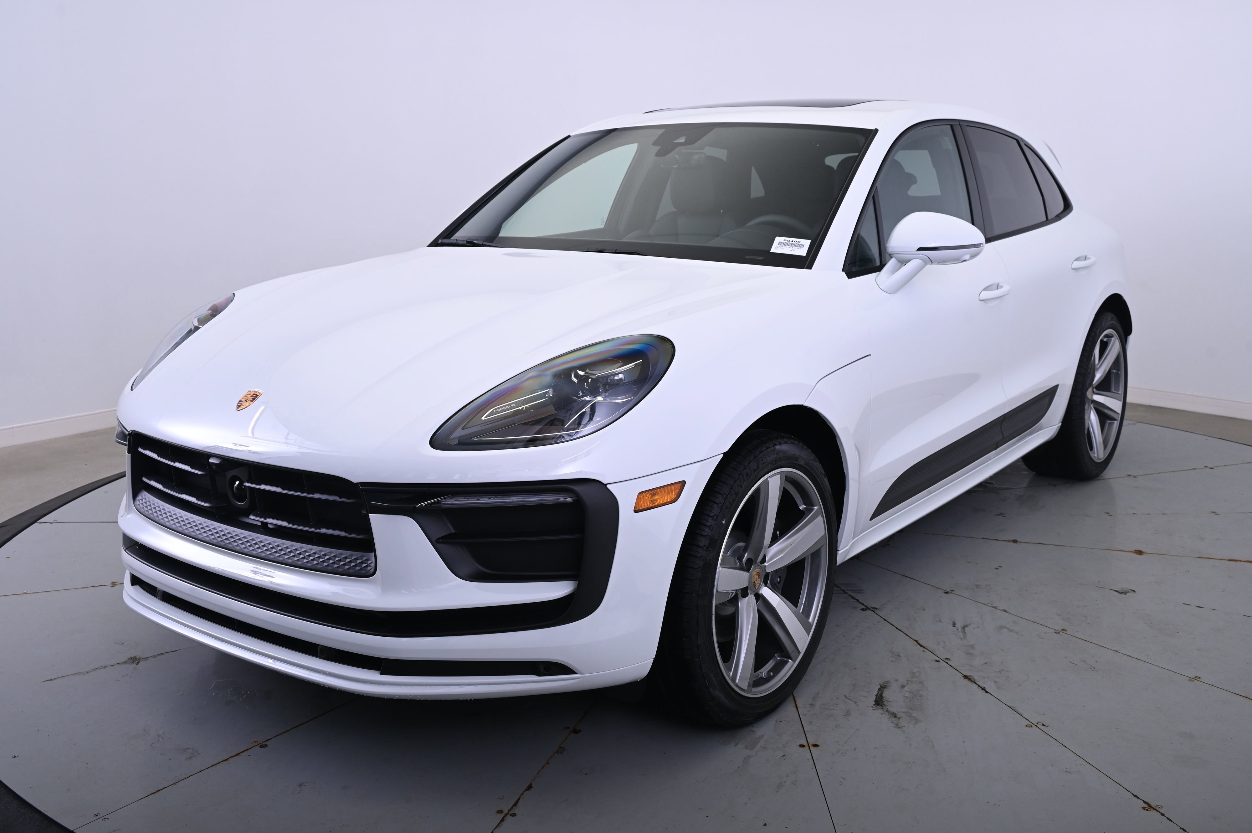 Certified 2025 Porsche Macan image 1