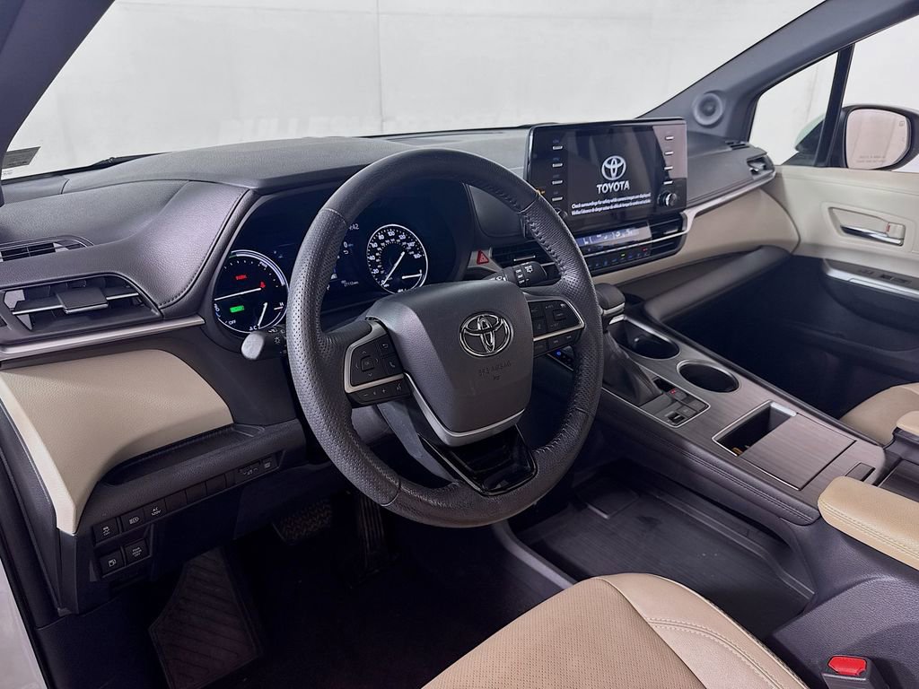 Used 2021 Toyota Sienna Limited image 9