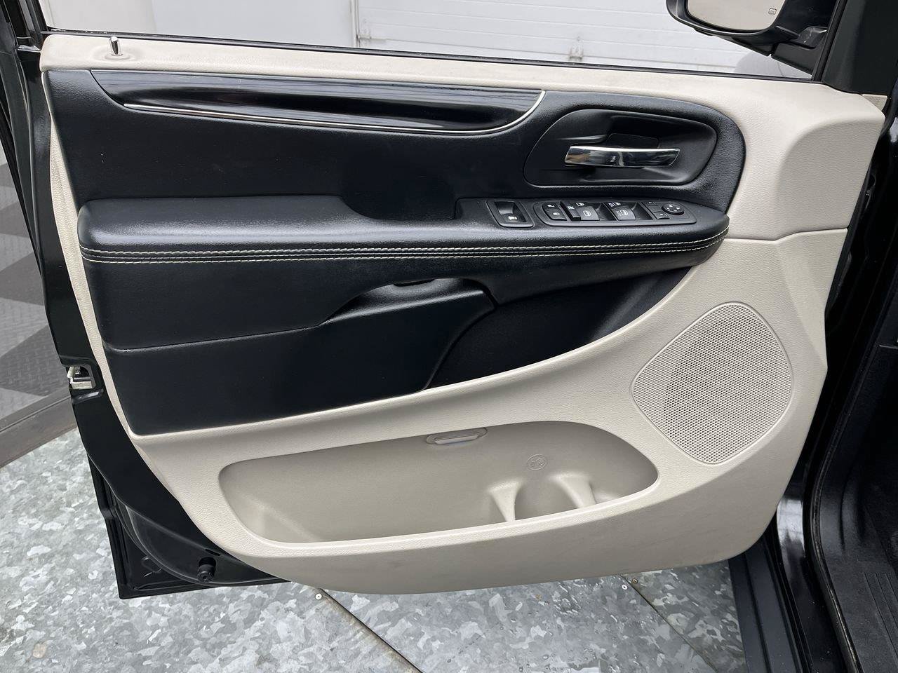 Used 2019 Dodge Grand Caravan SXT FWD image 6