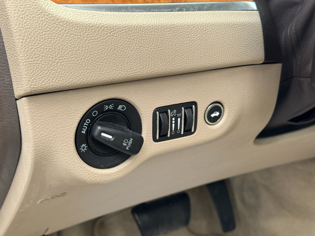 Used 2014 Chrysler 300 C RWD image 25
