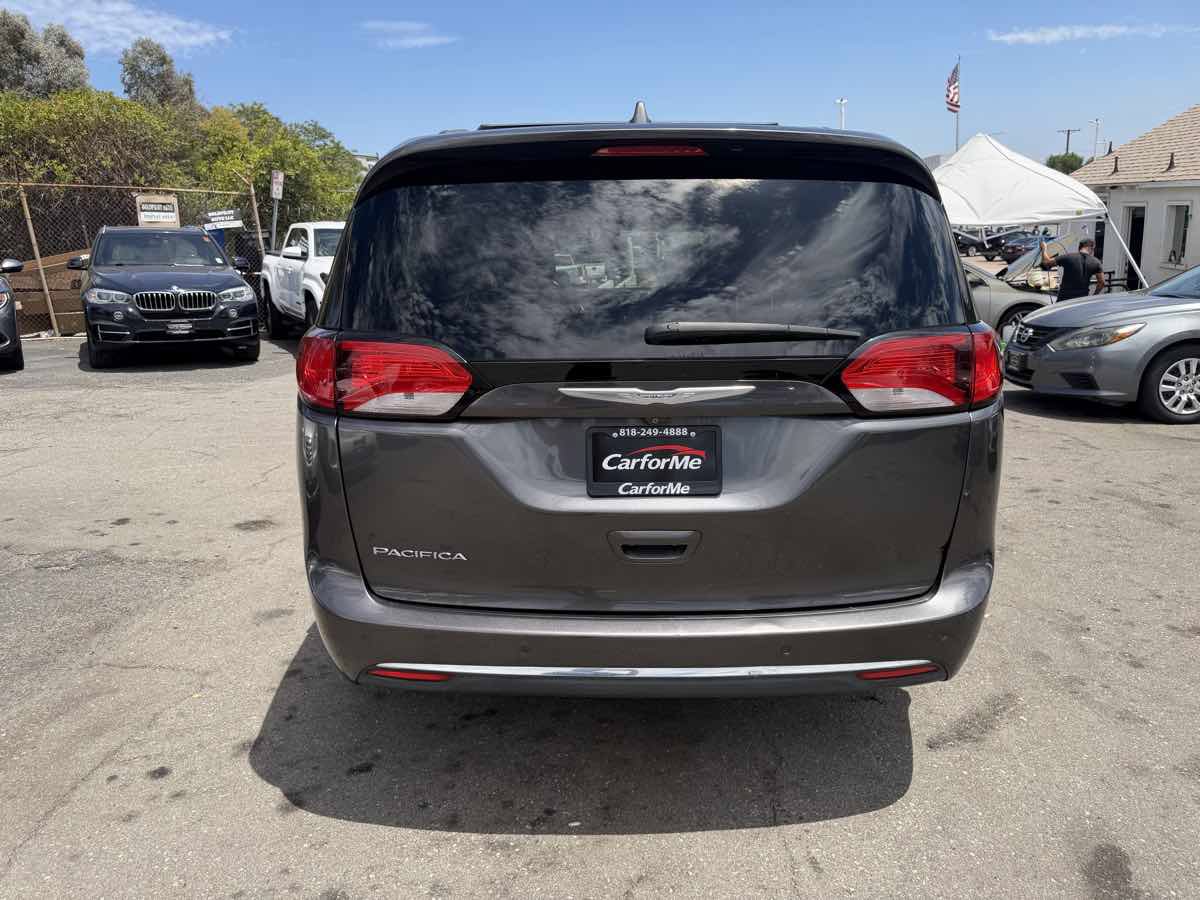 Used 2017 Chrysler Pacifica Touring-L w/ Tire & Wheel Group FWD image 8