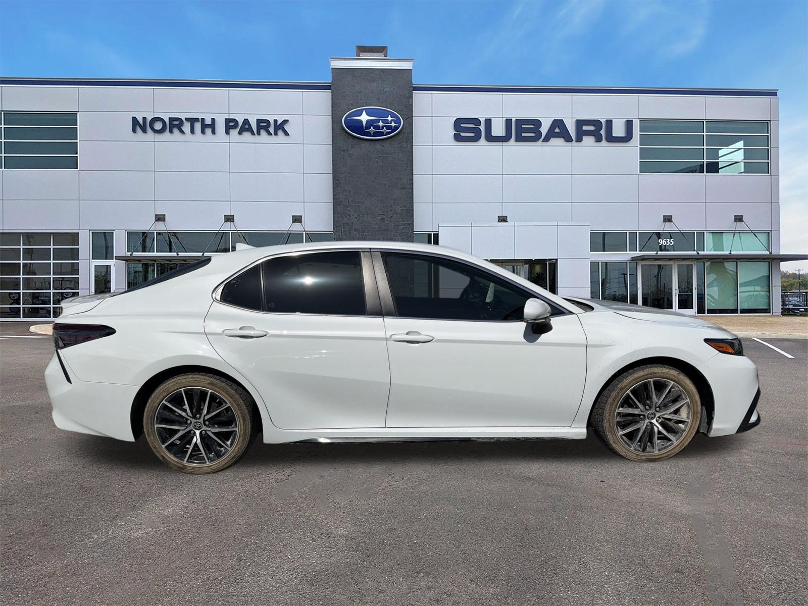 Used 2024 Toyota Camry SE FWD image 2