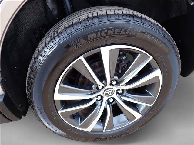 Used 2024 Toyota Venza LE AWD/4WD image 7