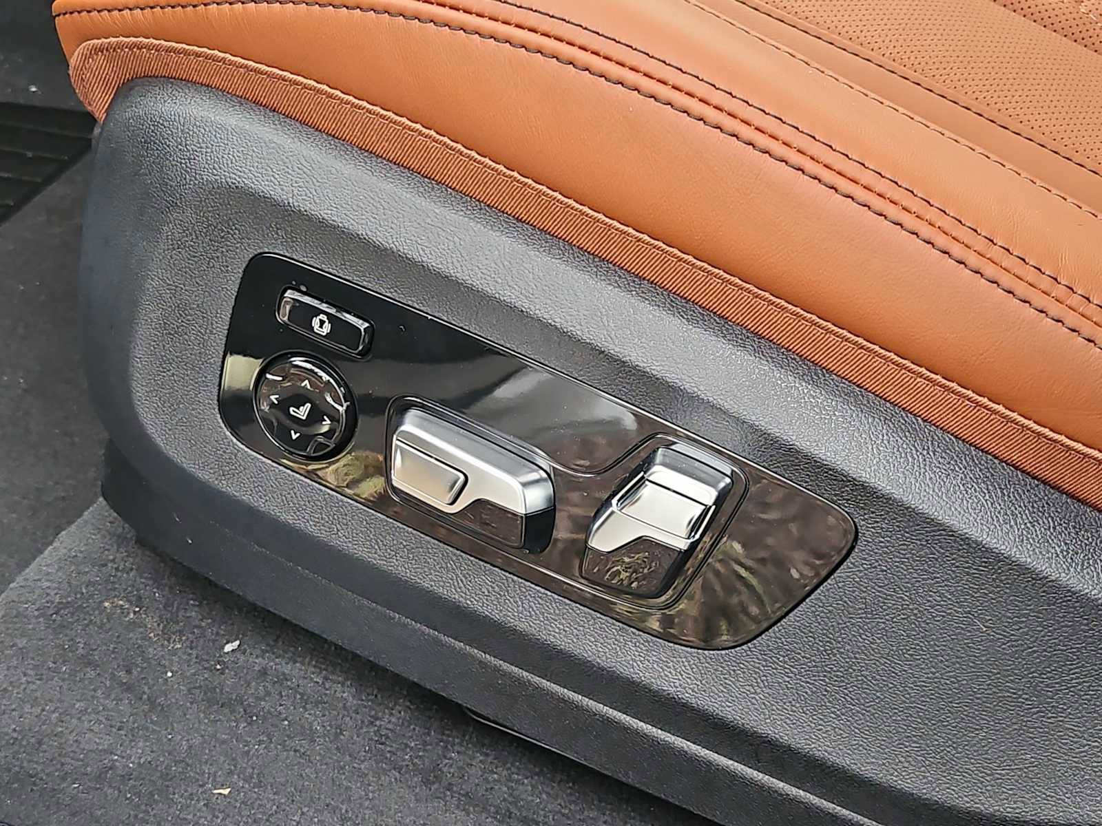 New 2026 BMW X5 M60i w/ Climate Comfort Package image 17