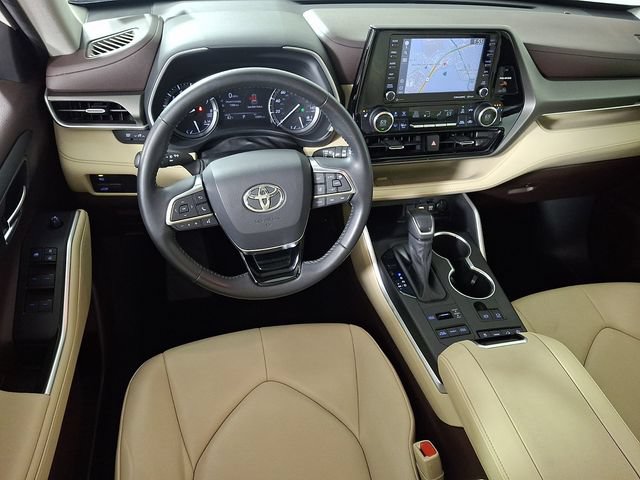 Used 2020 Toyota Highlander XLE AWD/4WD image 2