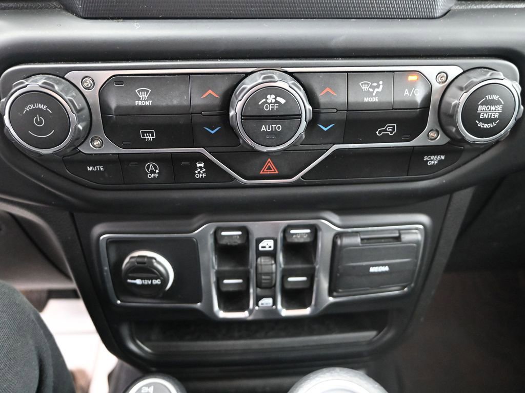 Used 2019 Jeep Wrangler Unlimited Sahara image 13