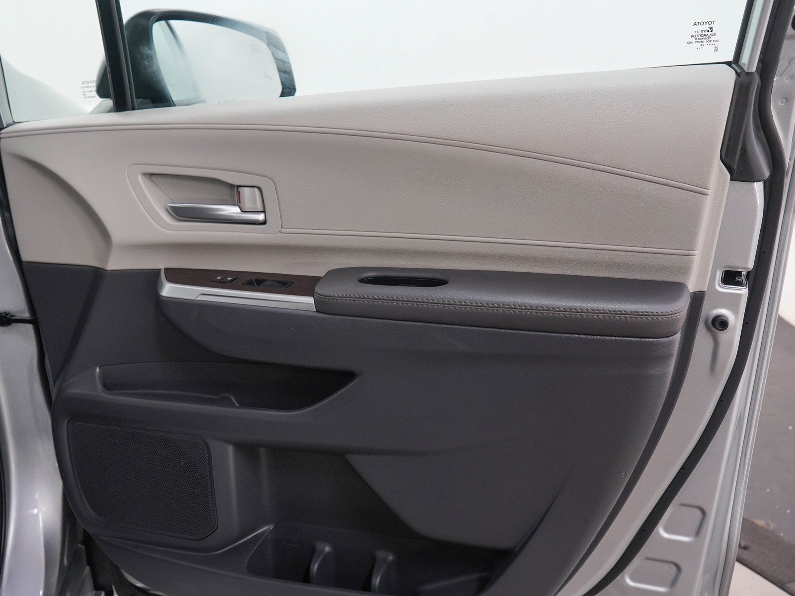 Used 2024 Toyota Sienna XLE FWD image 12