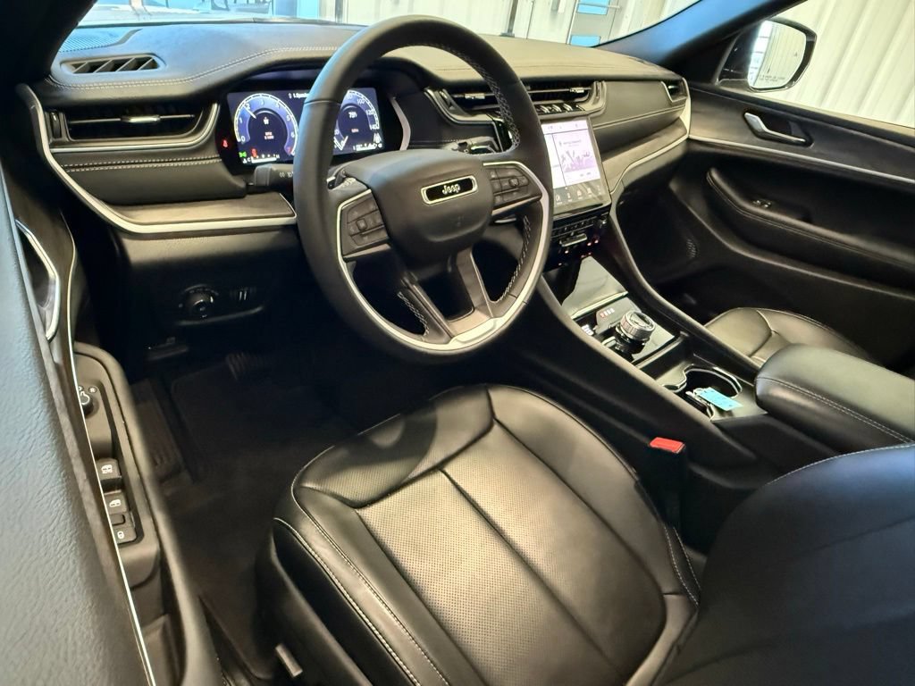 Used 2025 Jeep Grand Cherokee Limited w/ Luxury Tech Group II AWD/4WD image 28