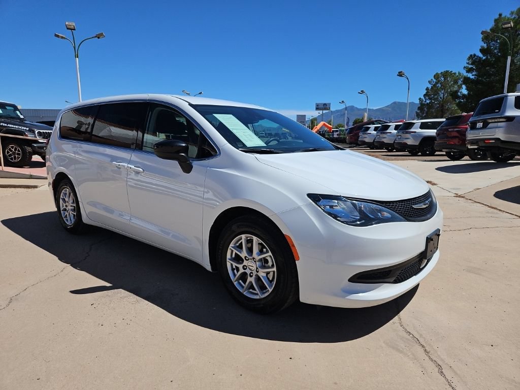 Used 2024 Chrysler Voyager LX FWD image 4
