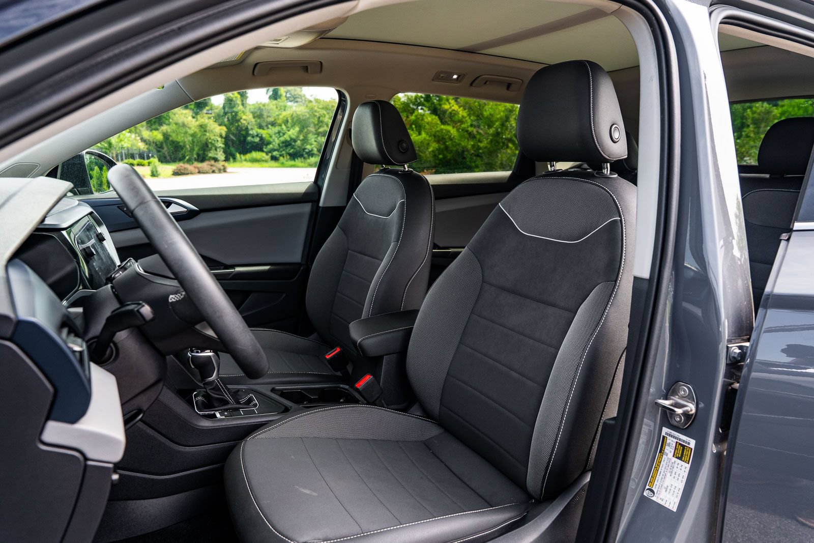 Used 2023 Volkswagen Taos SE w/ Panoramic Sunroof Package FWD image 19