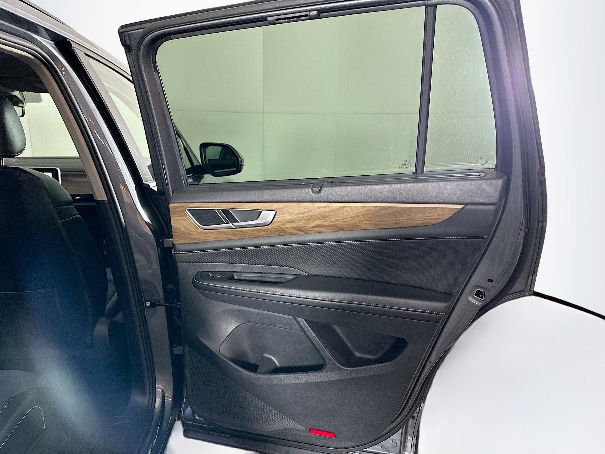 Used 2025 Volkswagen Atlas SE image 31