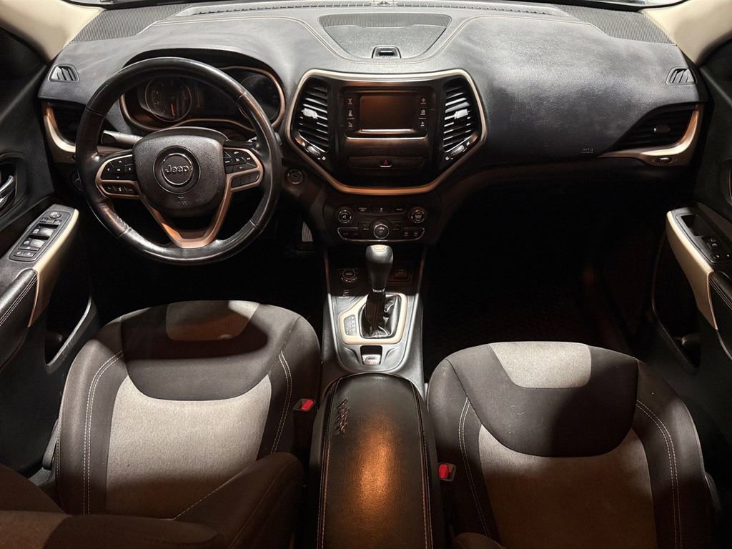 Used 2018 Jeep Cherokee Latitude w/ Cold Weather Group image 37