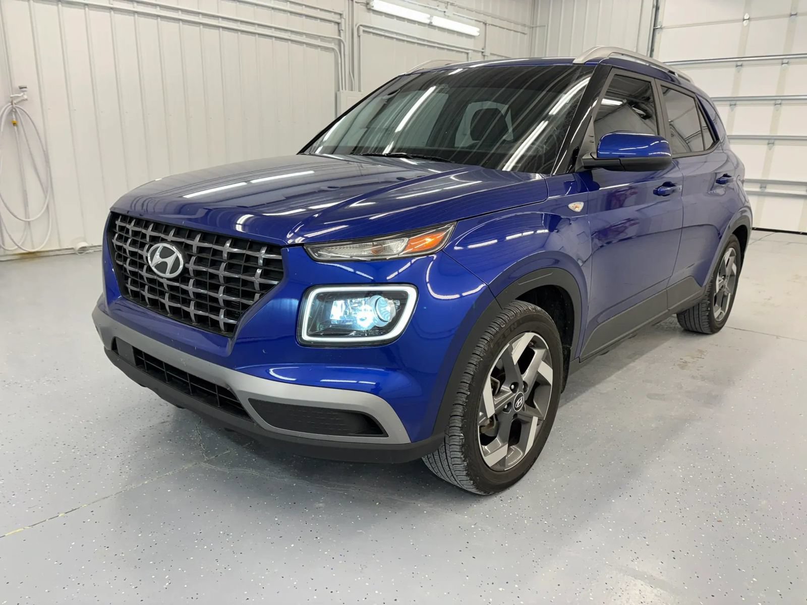 Used 2023 Hyundai Venue Limited FWD image 10