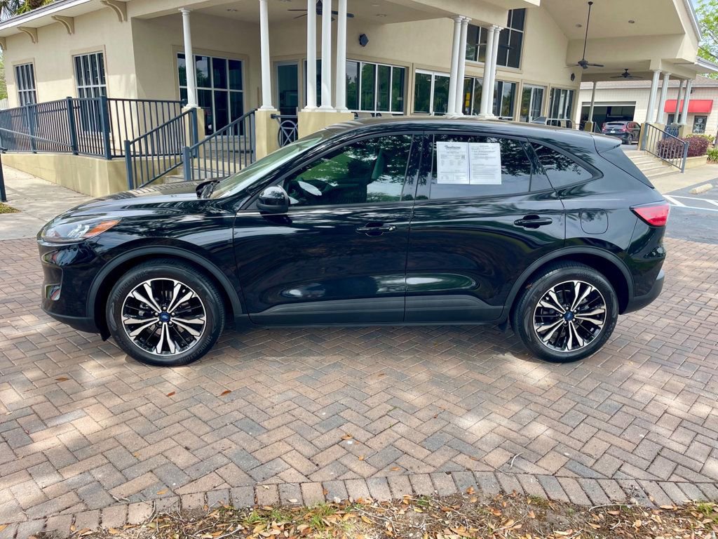 Used 2022 Ford Escape SE w/ SE Sport Appearance Package FWD image 2