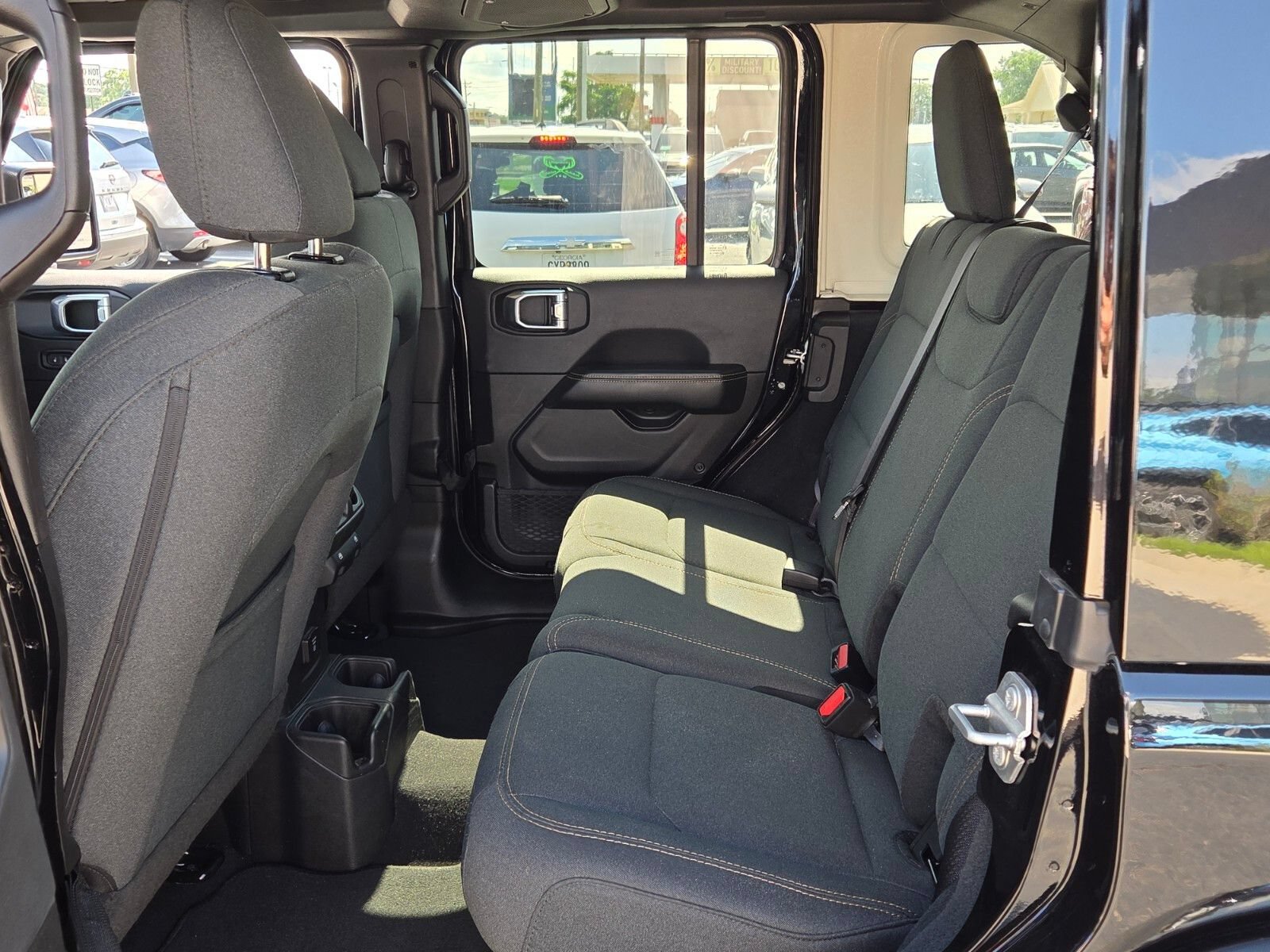 Used 2025 Jeep Wrangler Unlimited Sahara AWD/4WD image 6