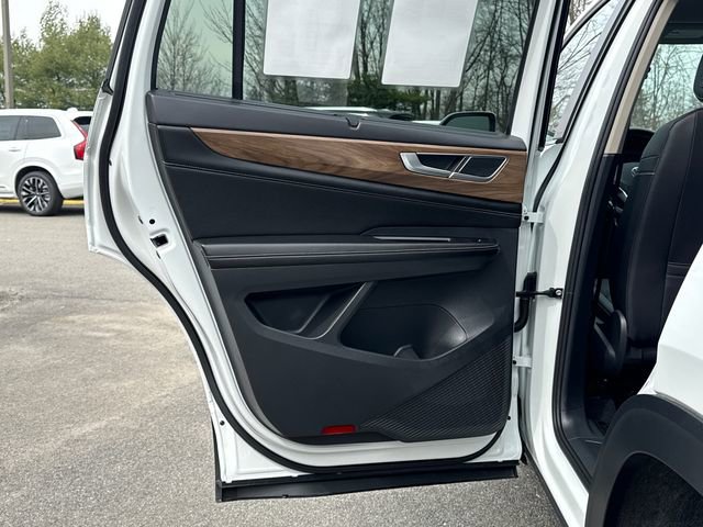 Certified 2025 Volkswagen Atlas SE w/ Black Wheel Package image 23