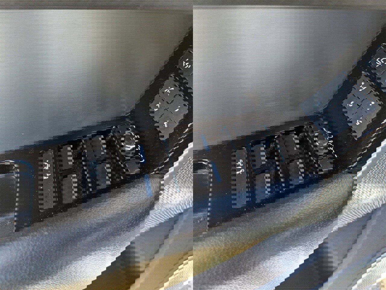 Used 2018 Land Rover Range Rover Velar R-Dynamic SE image 32