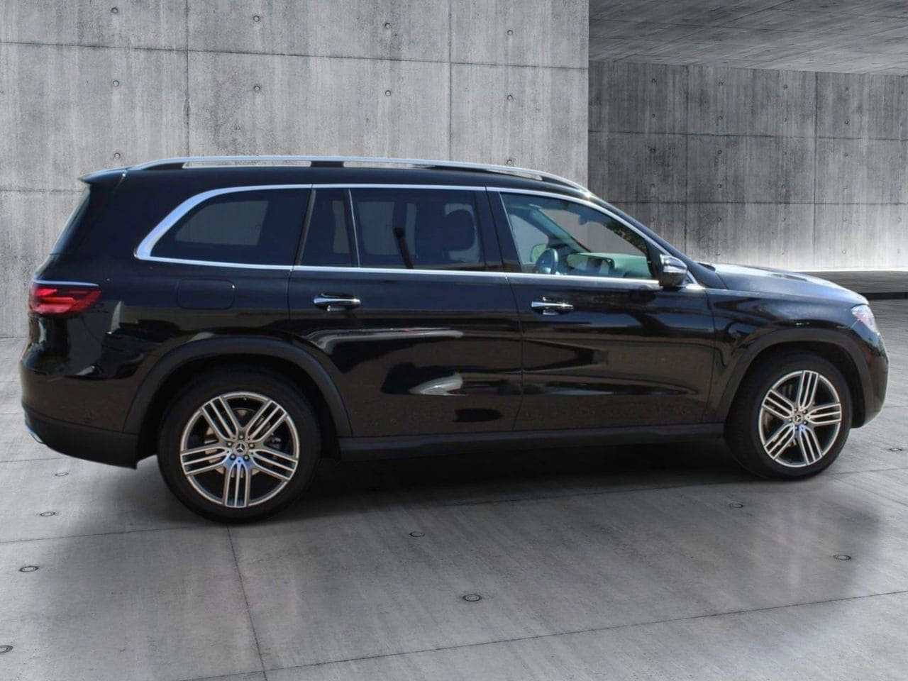 Used 2024 Mercedes-Benz GLS 450 4MATIC image 6
