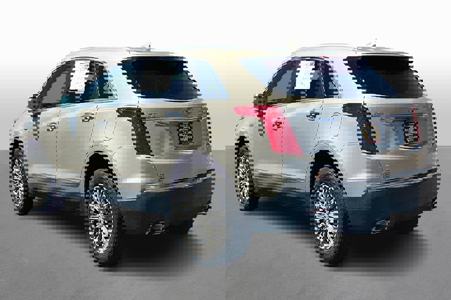 Used 2017 Cadillac XT5 Luxury w/ Driver Awareness Package image 9