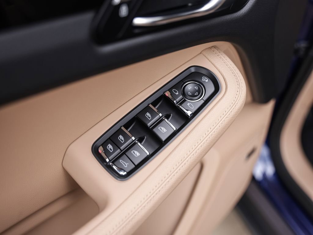 Certified 2025 Porsche Macan image 26