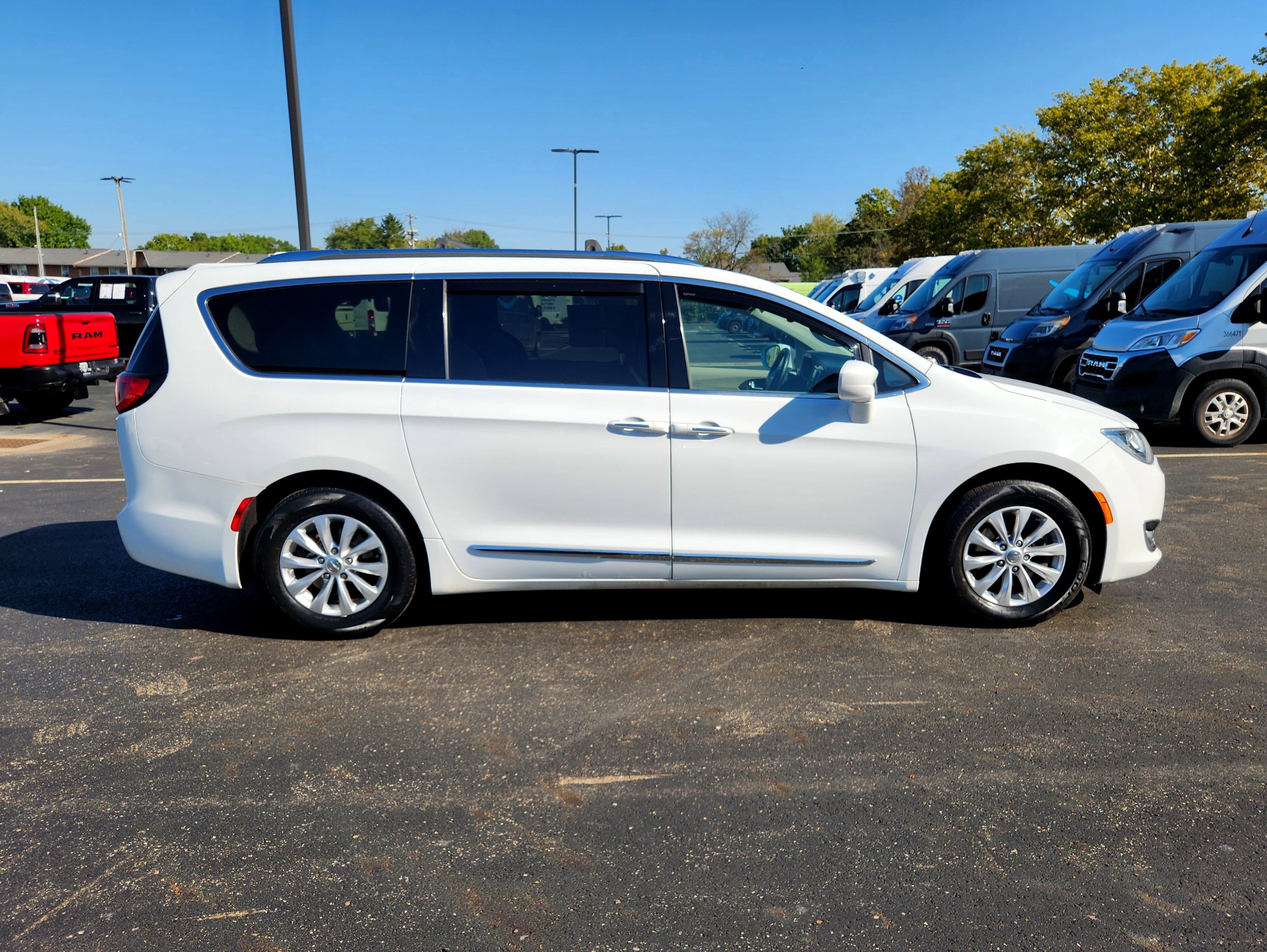 Used 2018 Chrysler Pacifica Touring-L image 9