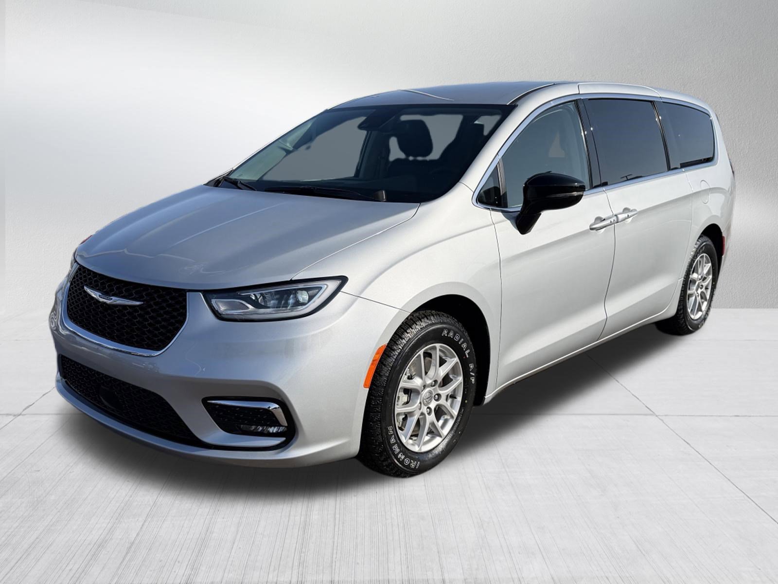Used 2024 Chrysler Pacifica Touring-L image 3