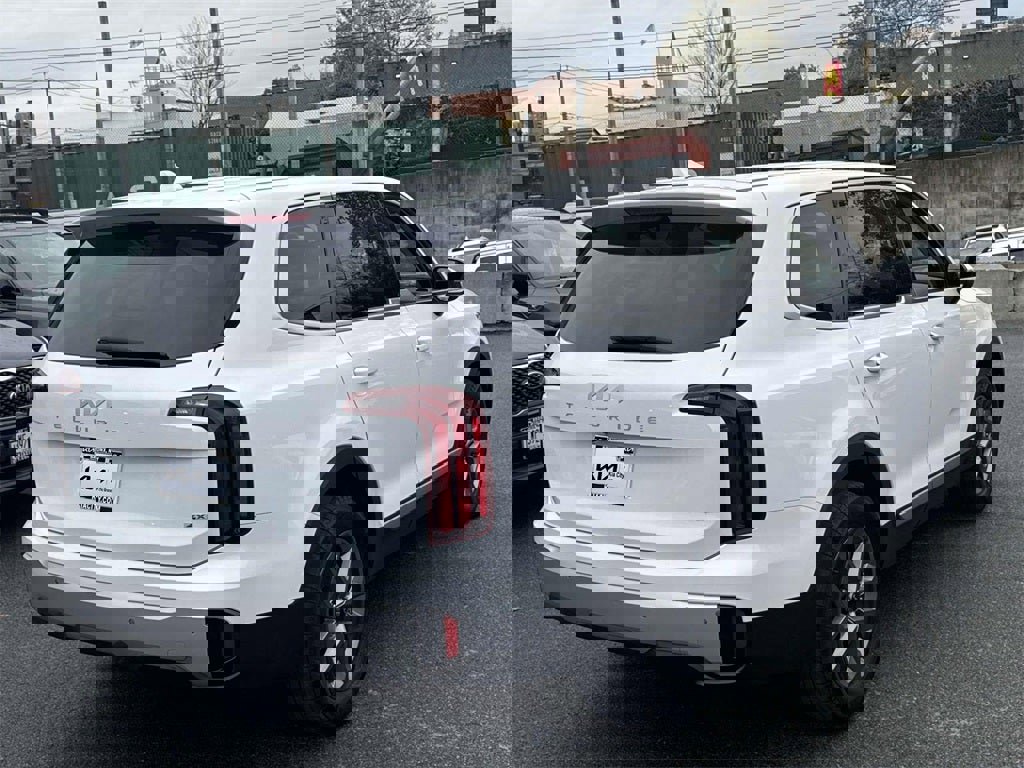 Used 2023 Kia Telluride LX image 7