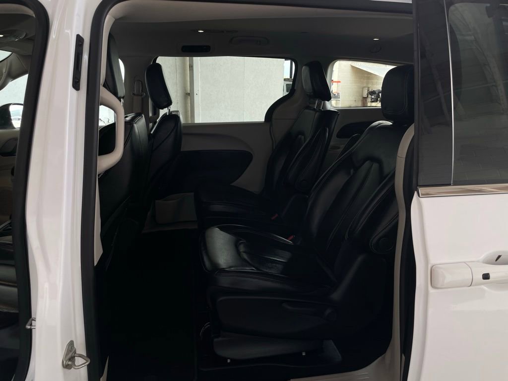 Used 2023 Chrysler Pacifica Touring-L image 13