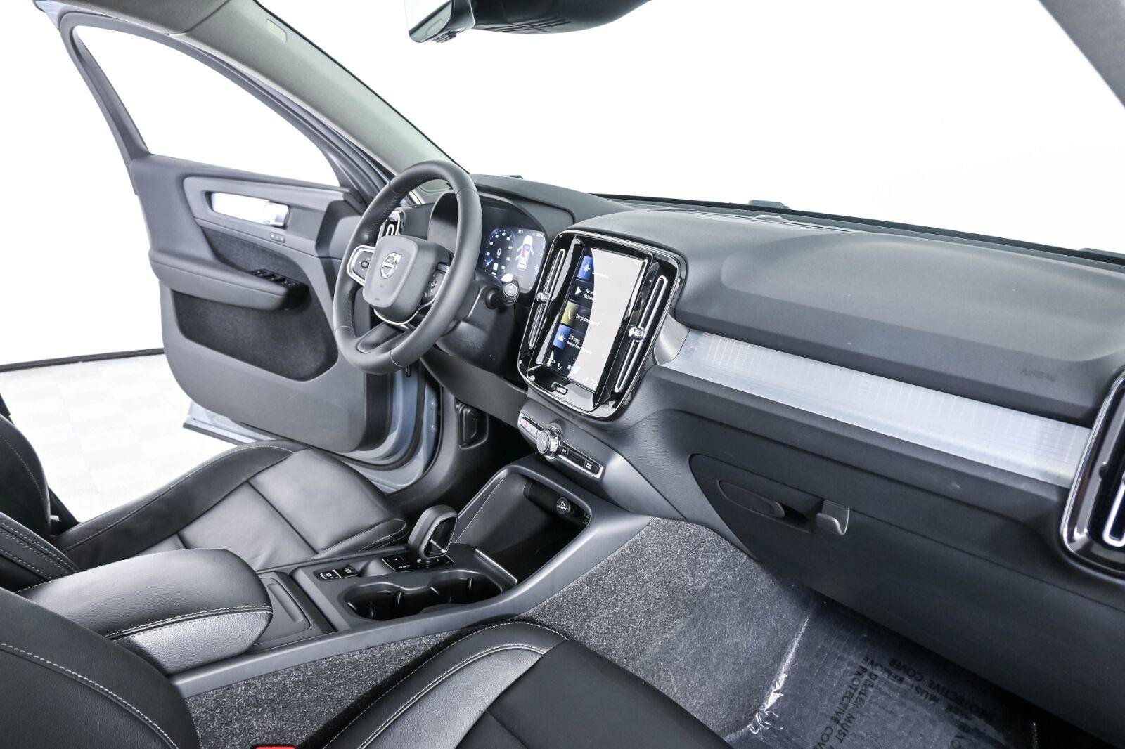 Used 2022 Volvo XC40 T5 Momentum w/ Premium Package AWD/4WD image 22