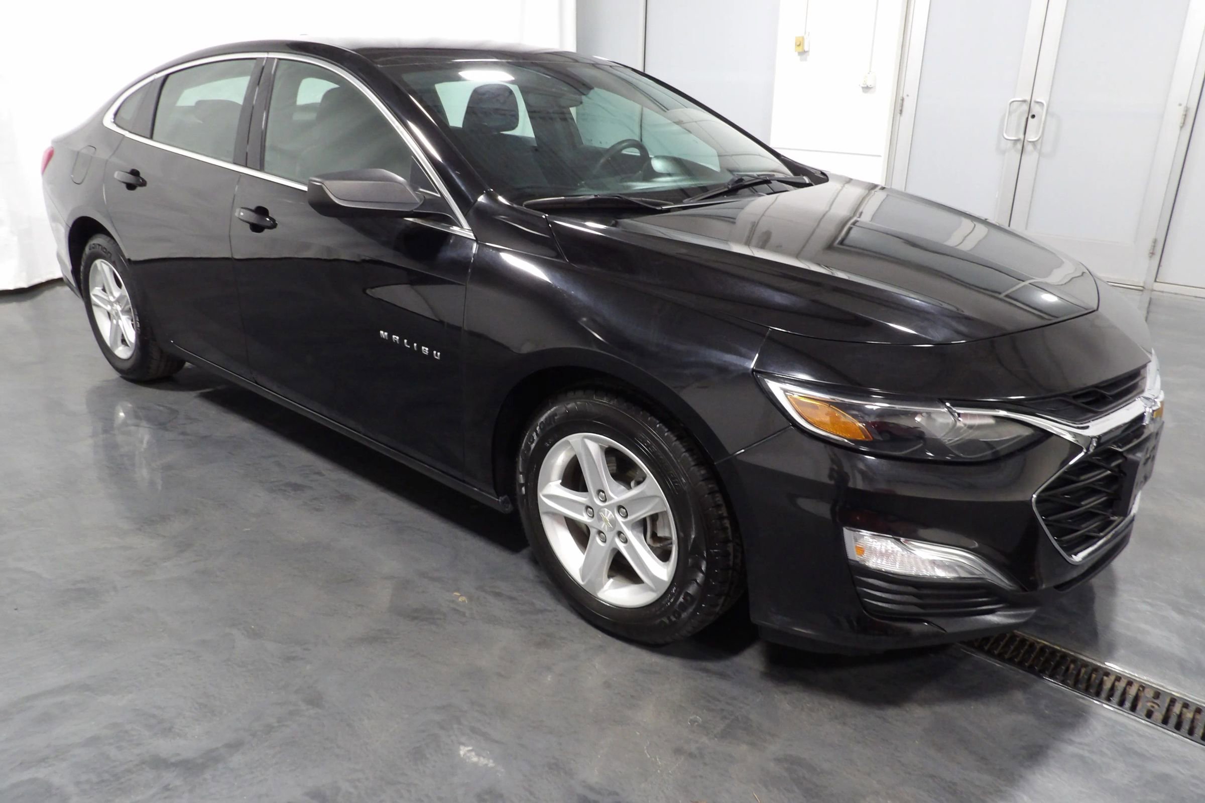 Used 2019 Chevrolet Malibu LS FWD image 2
