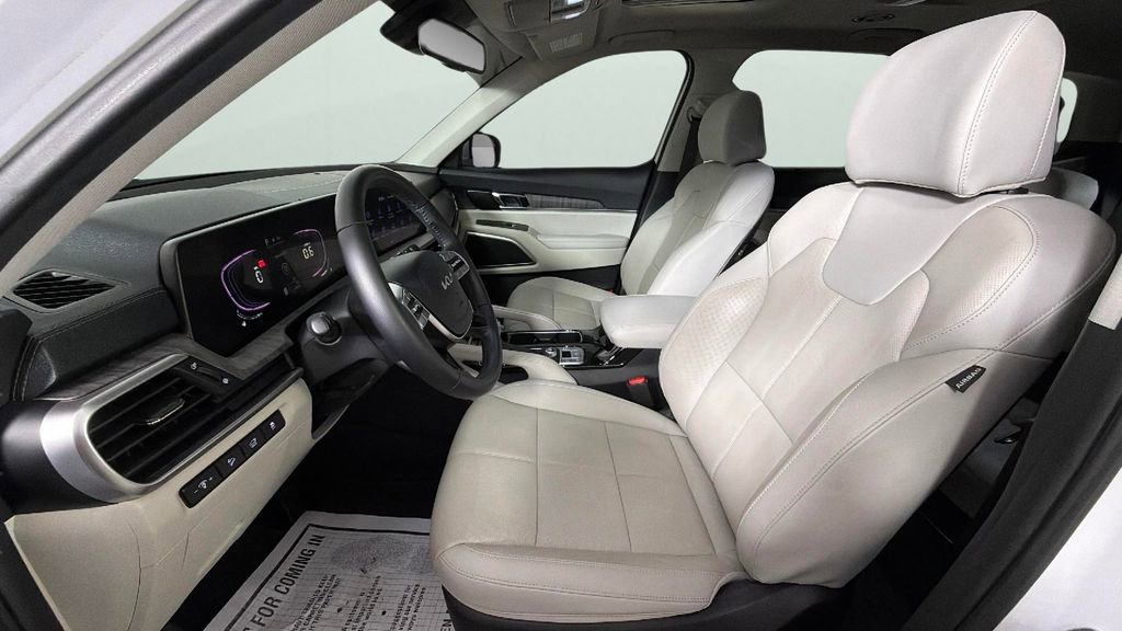 Used 2024 Kia Telluride EX w/ EX Captain's Chair Package FWD image 17