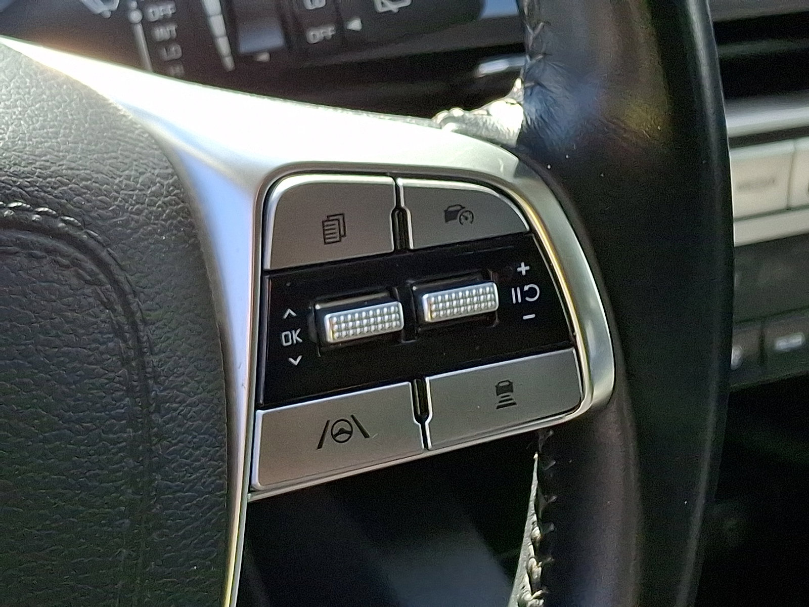 Used 2023 Kia Telluride LX image 23