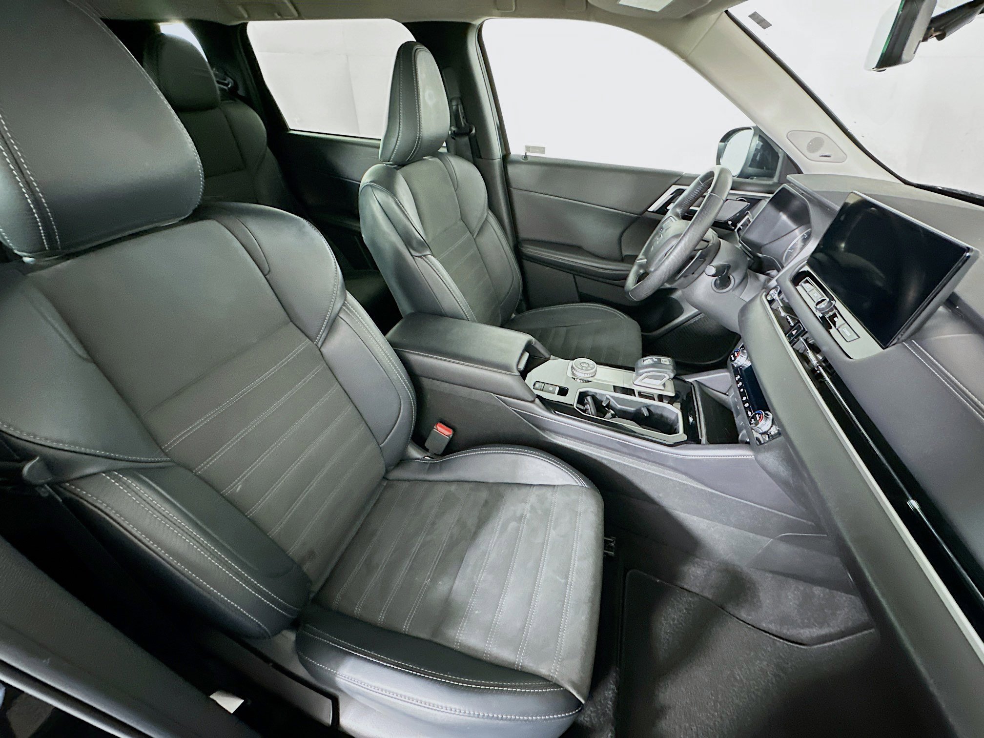 Used 2025 Mitsubishi Outlander SE FWD image 32
