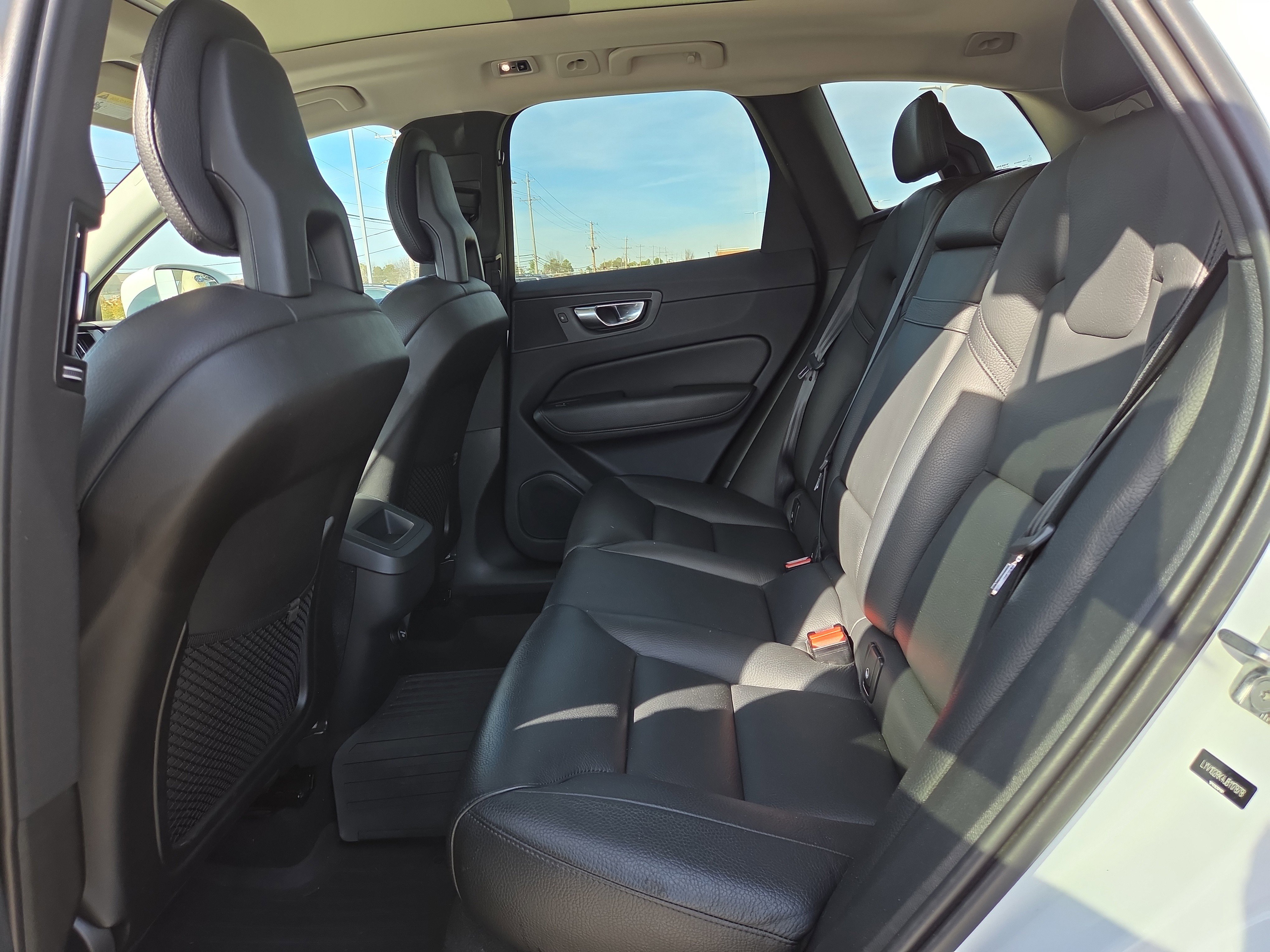 Used 2018 Volvo XC60 T5 Momentum w/ Convenience Package image 11